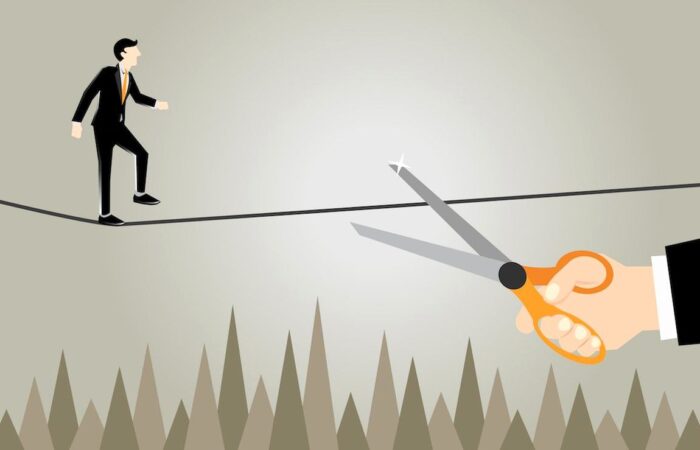 Kendini sabote etmek, öz-sabotaj, bilinçaltı engeller, ip üstünde yürüyen adam, makasla kesilen ip görseli, kişisel gelişim temalı illüstrasyon