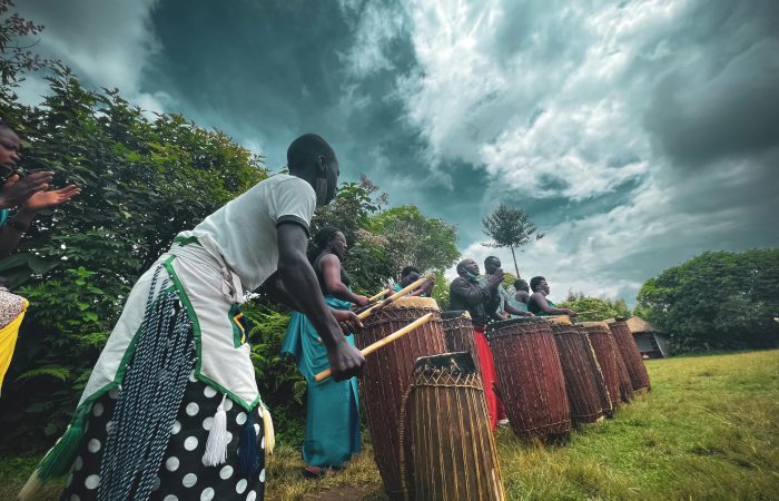 Atalardan gelen inançlar, nesiller boyu bilinçaltımıza taşınan enerji kalıplarını etkiler. Bu yazıda, bu kalıpları fark etme ve dönüştürme yollarını, spiritüel ve bilinçaltı tekniklerle keşfedin. Ruhsal enerjinizi açığa çıkarın ve hayatınızda gerçek dönüşümü başlatın.
