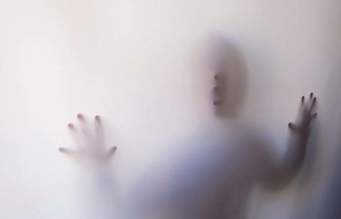 Bilinçaltındaki sınırlar, farkında olmadan hayatını sınırlayan görünmez duvarlar yaratır. Bu yazıda, kendi koyduğun sınırları fark etme, dönüştürme ve özgürleşme yollarını spiritüel ve bilinçaltı tekniklerle keşfedeceksin.